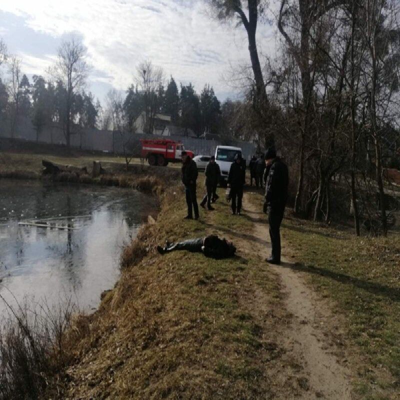 Київська область: рятувальники дістали тіло людини з водойми