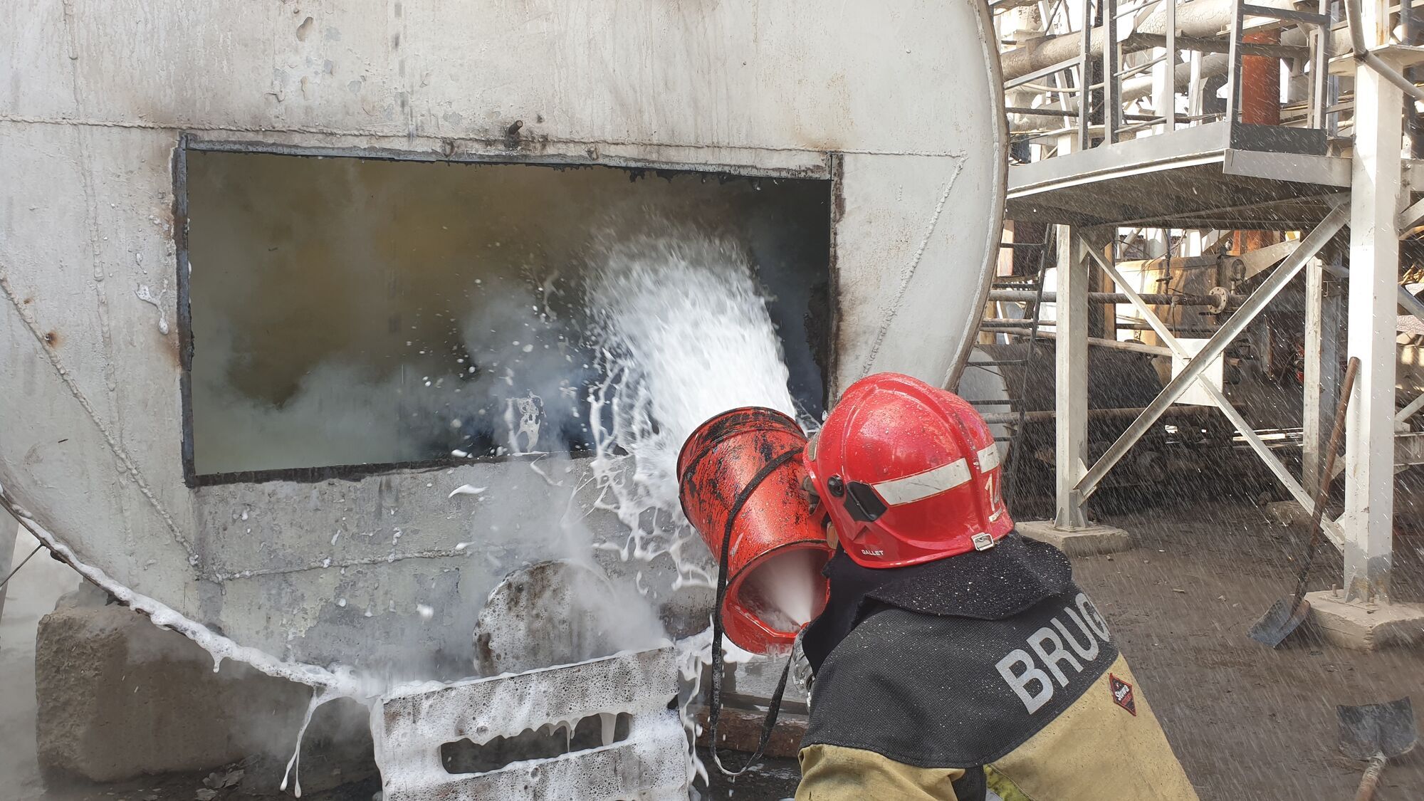 В Ужгороді рятувальники ліквідували пожежу на підприємстві