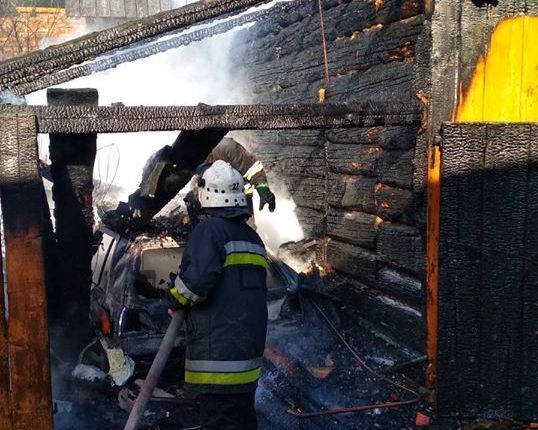 Львівська область: внаслідок пожежі вогнем знищено гараж з автомобілем
