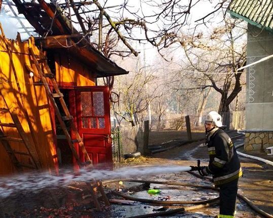 Львівська область: внаслідок пожежі вогнем знищено гараж з автомобілем