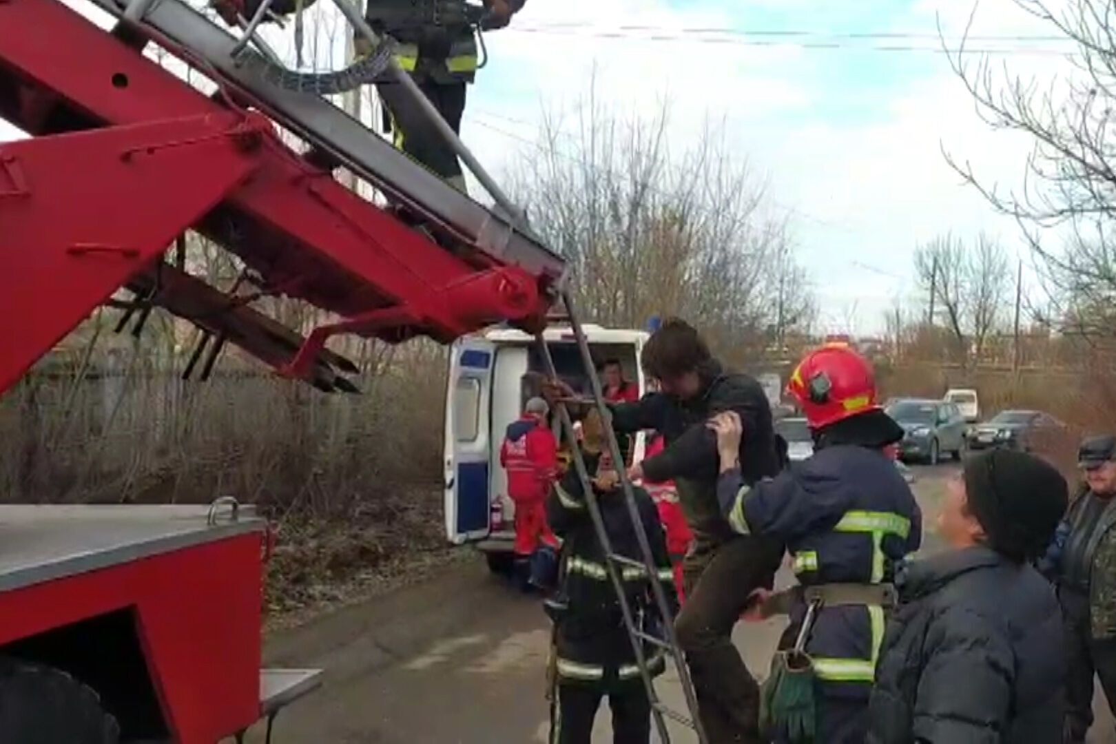 Хмельницький: надзвичайники врятували травмованого чоловіка з високого дерева (ВІДЕО)