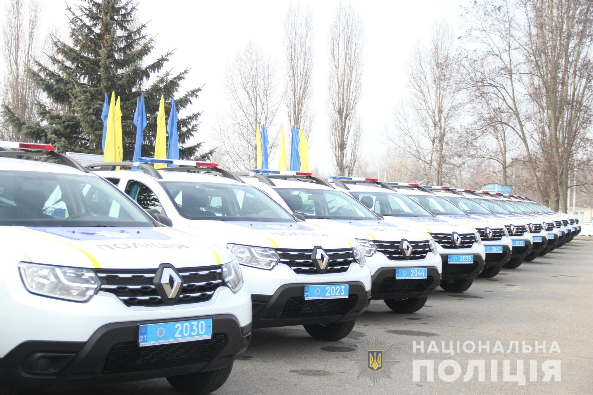 Начальник харківської поліції передав ключі від 26 службових автомобілів «Renault Duster» поліцейським офіцерам громади