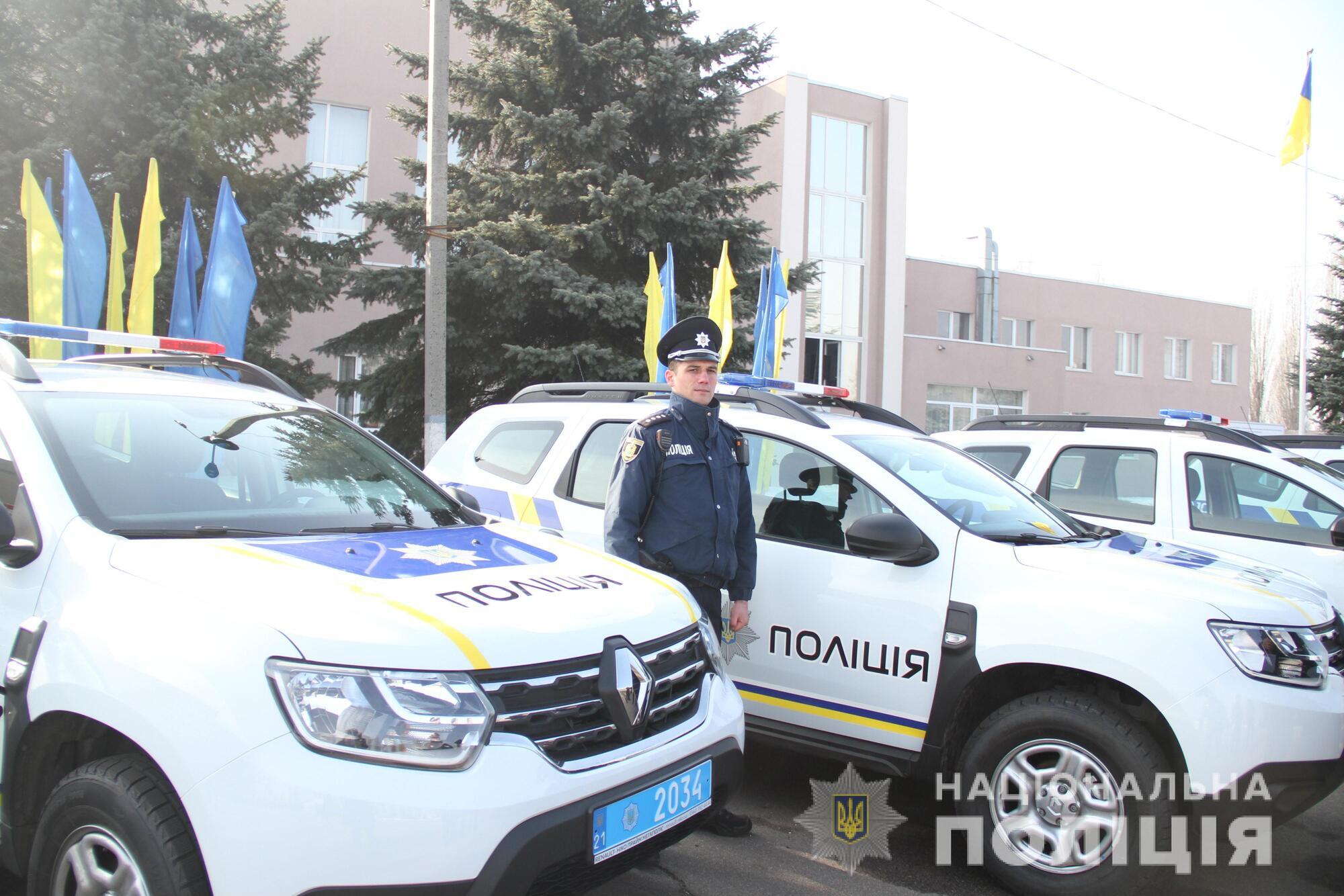 Начальник харківської поліції передав ключі від 26 службових автомобілів «Renault Duster» поліцейським офіцерам громади