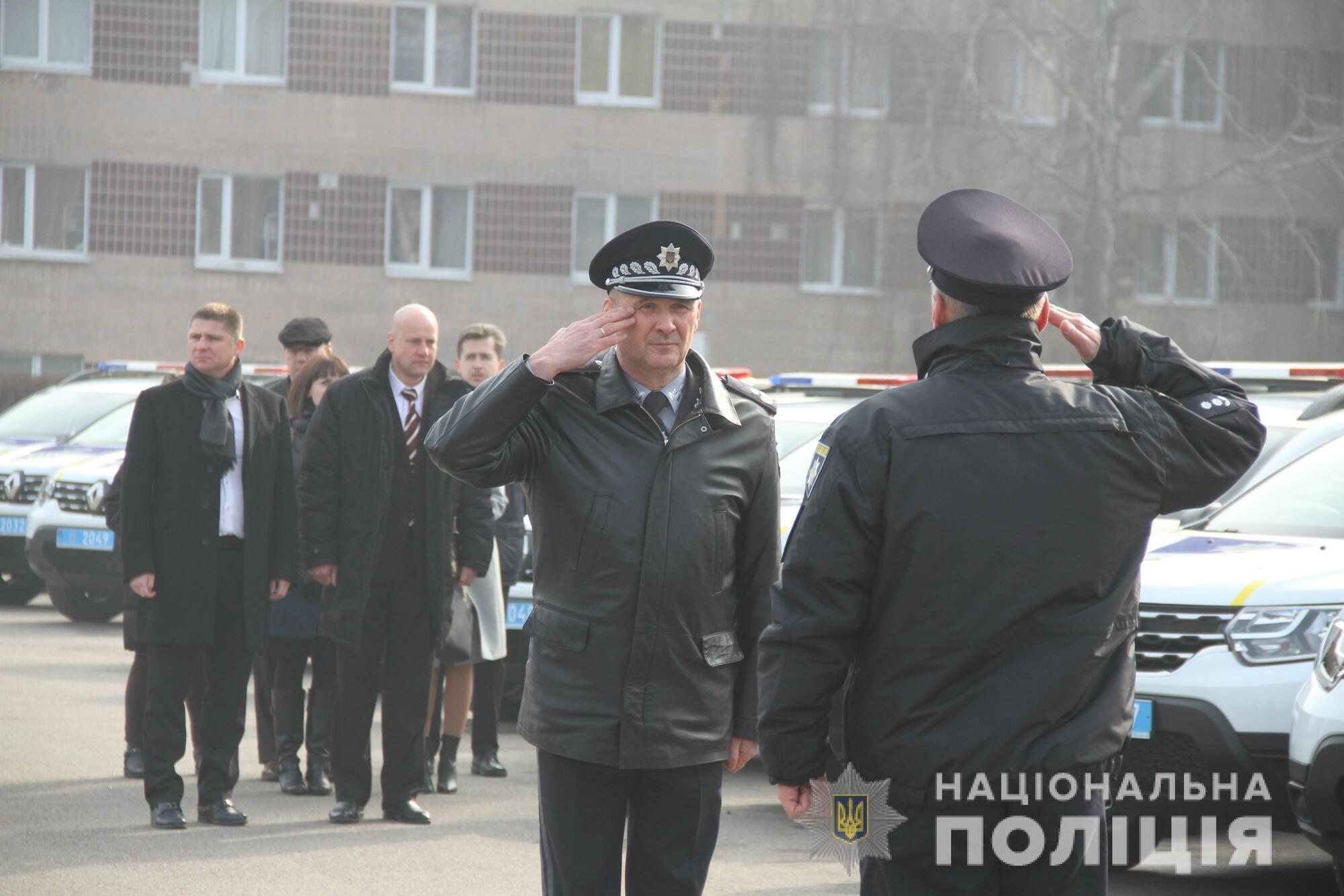 Начальник харківської поліції передав ключі від 26 службових автомобілів «Renault Duster» поліцейським офіцерам громади