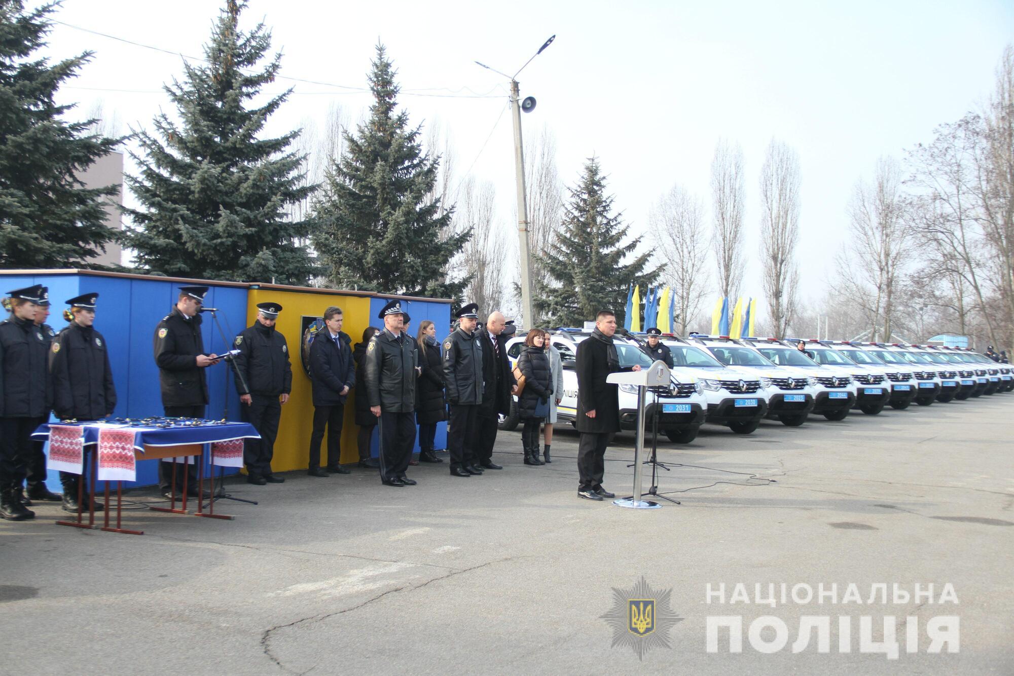 Начальник харківської поліції передав ключі від 26 службових автомобілів «Renault Duster» поліцейським офіцерам громади