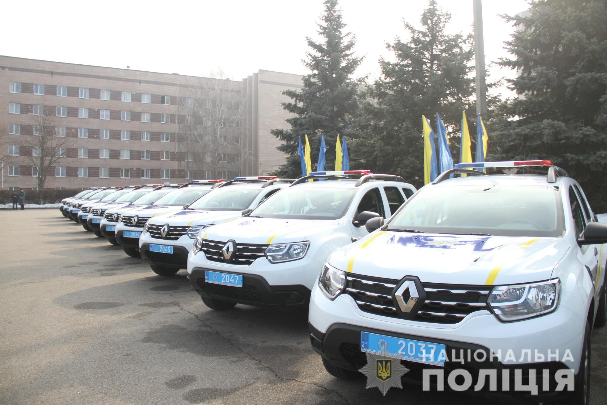 Начальник харківської поліції передав ключі від 26 службових автомобілів «Renault Duster» поліцейським офіцерам громади