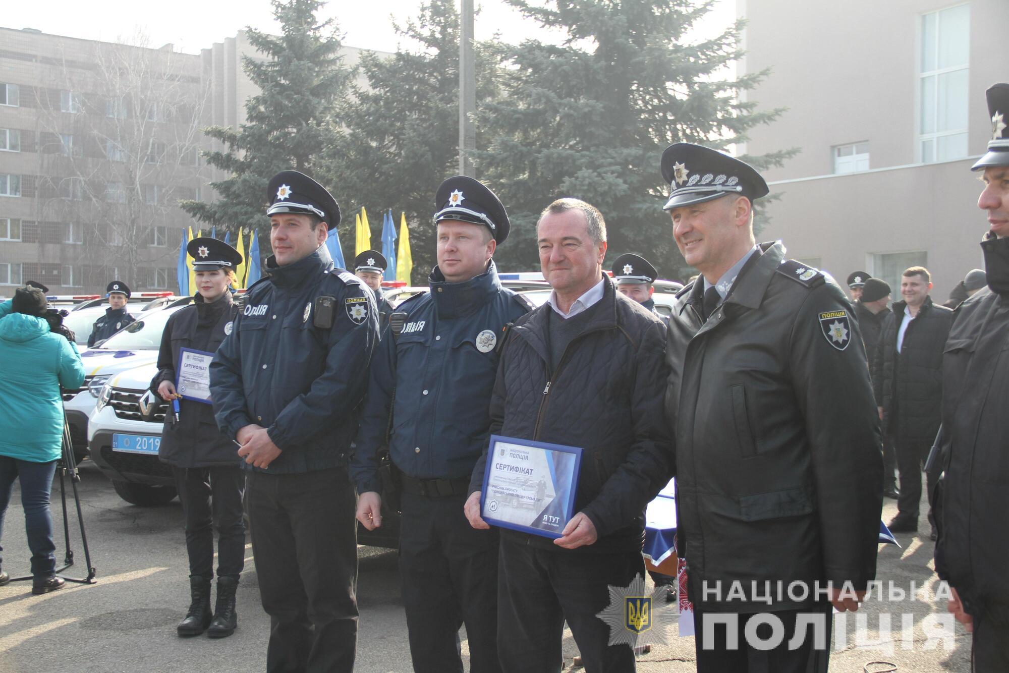 Начальник харківської поліції передав ключі від 26 службових автомобілів «Renault Duster» поліцейським офіцерам громади