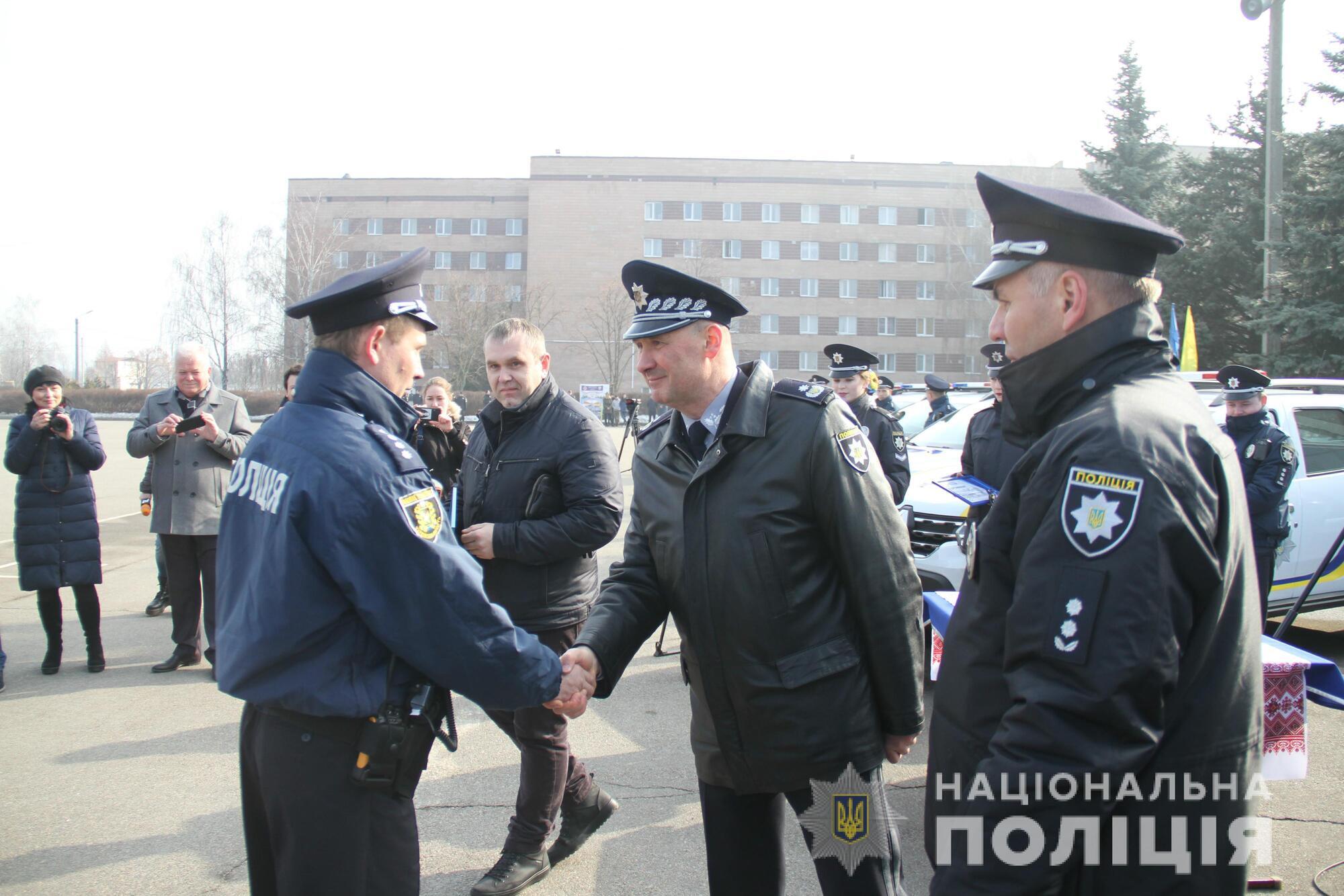Начальник харківської поліції передав ключі від 26 службових автомобілів «Renault Duster» поліцейським офіцерам громади