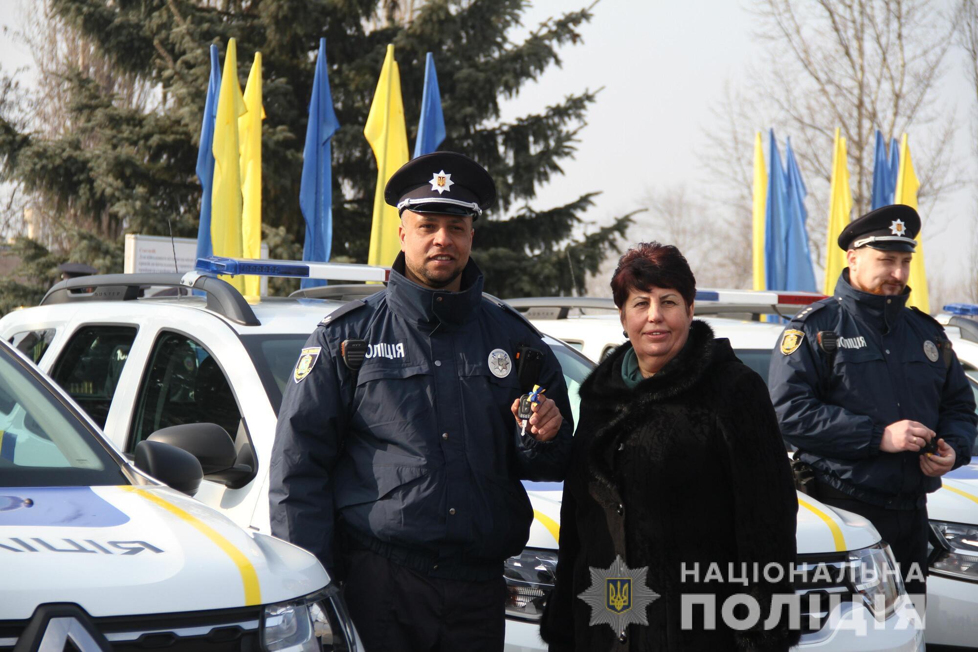 Начальник харківської поліції передав ключі від 26 службових автомобілів «Renault Duster» поліцейським офіцерам громади