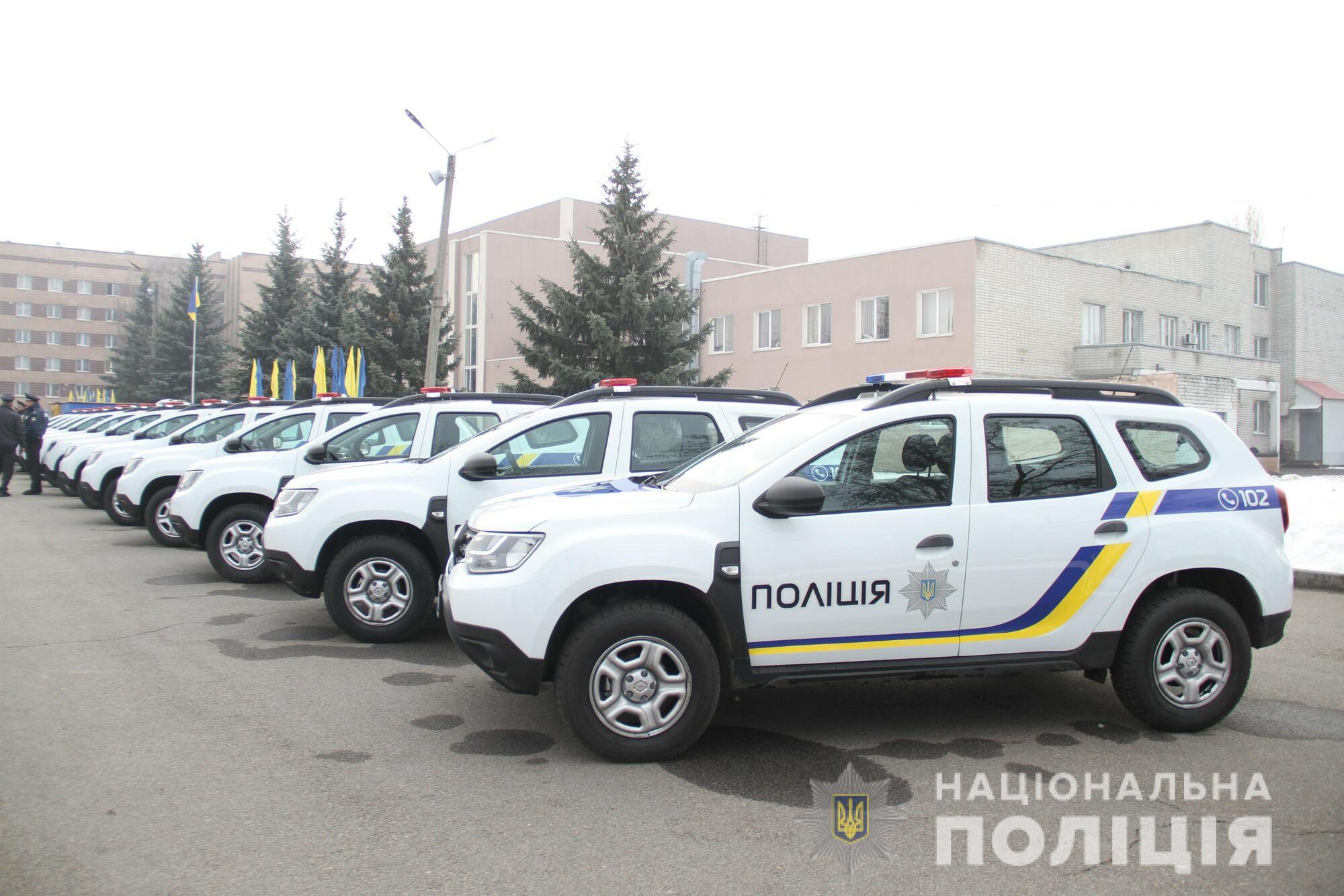 Начальник харківської поліції передав ключі від 26 службових автомобілів «Renault Duster» поліцейським офіцерам громади