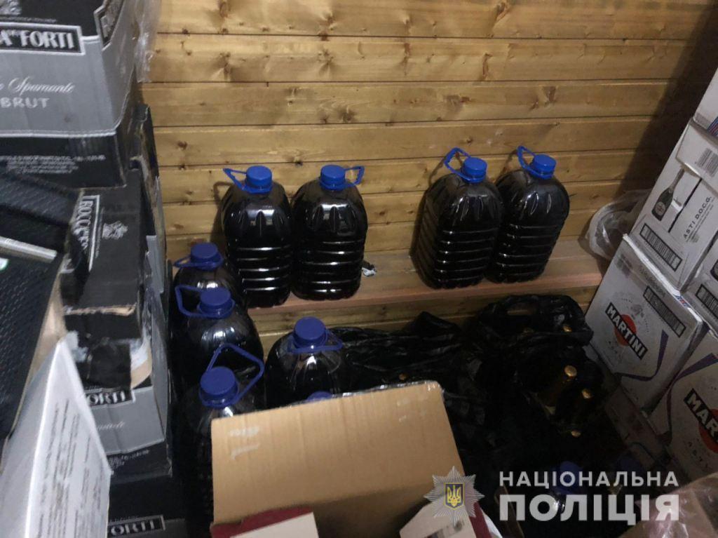 Поліцейські Харківщини припинили діяльність мережі з реалізації фальсифікованого алкоголю
