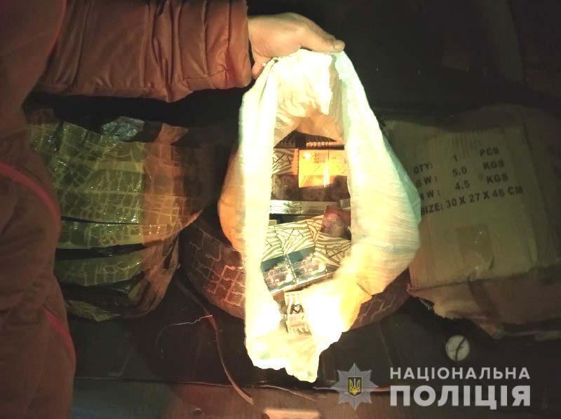 Поліцейські Рівненщини викрили іноземця на незаконному перевезенні цигарок
