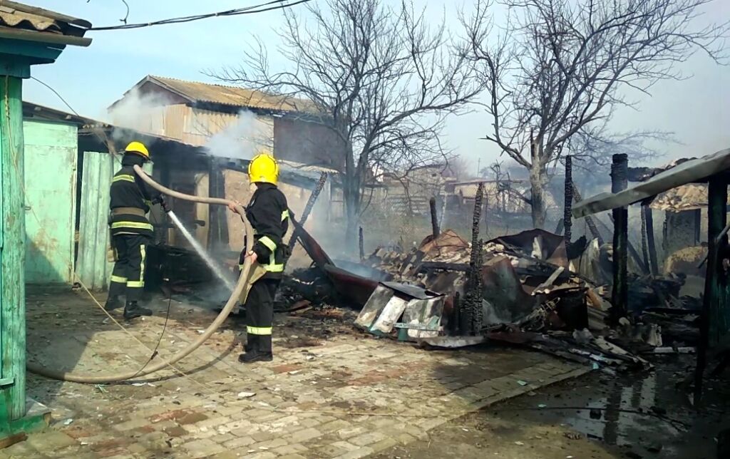 Херсонщина: нижньосірогозькі рятувальники ліквідували пожежу господарчої споруди