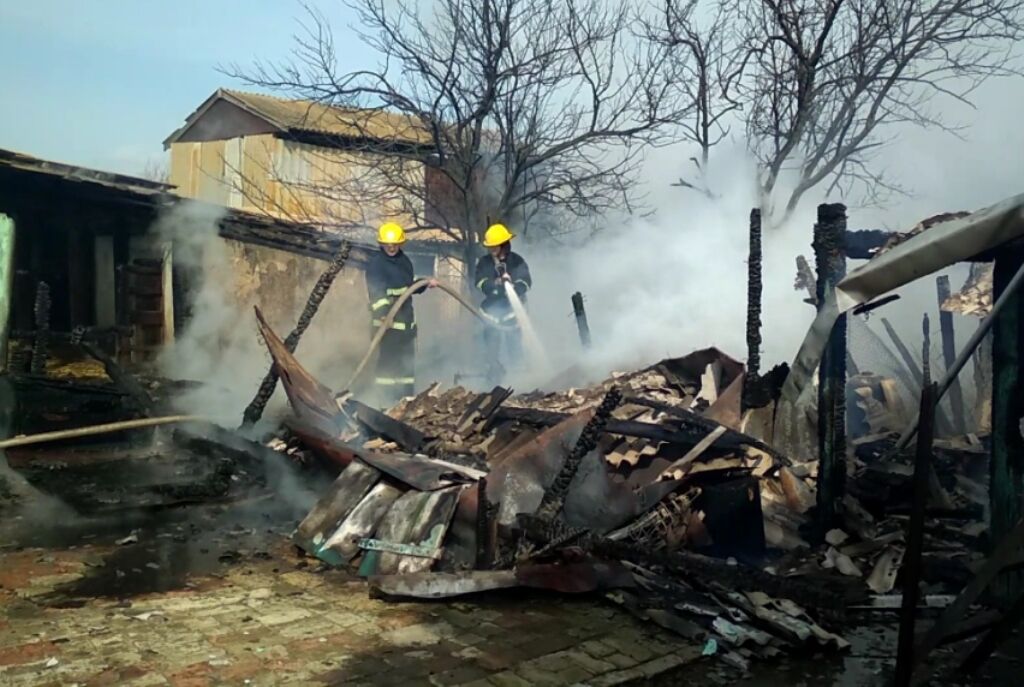 Херсонщина: нижньосірогозькі рятувальники ліквідували пожежу господарчої споруди