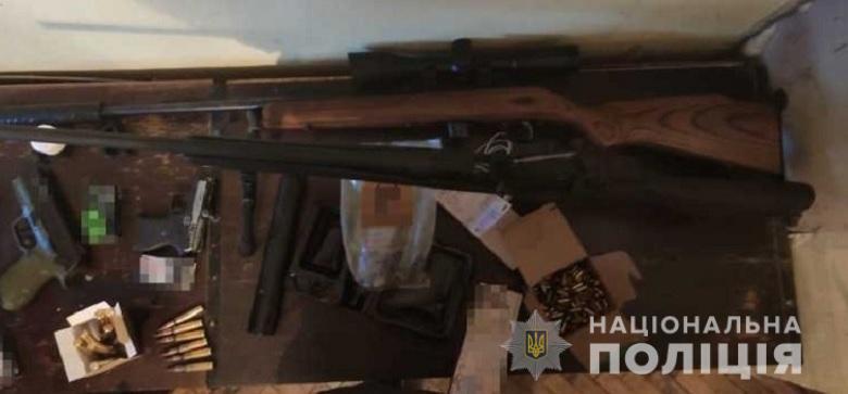 У Києві під час обшуку у викрадача іномарки слідчі виявили арсенал зброї та боєприпасів