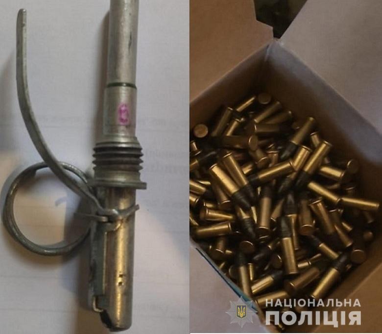 У Києві під час обшуку у викрадача іномарки слідчі виявили арсенал зброї та боєприпасів