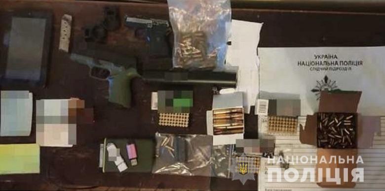 У Києві під час обшуку у викрадача іномарки слідчі виявили арсенал зброї та боєприпасів