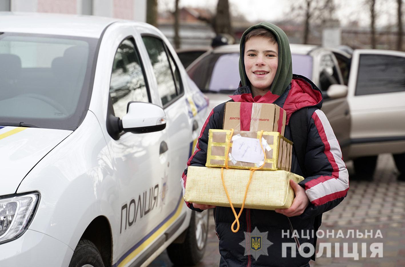 У Хмельницькому в рамках проєкту «Бандеролька дружби» поліцейські передали вихованцям притулку перші подарунки