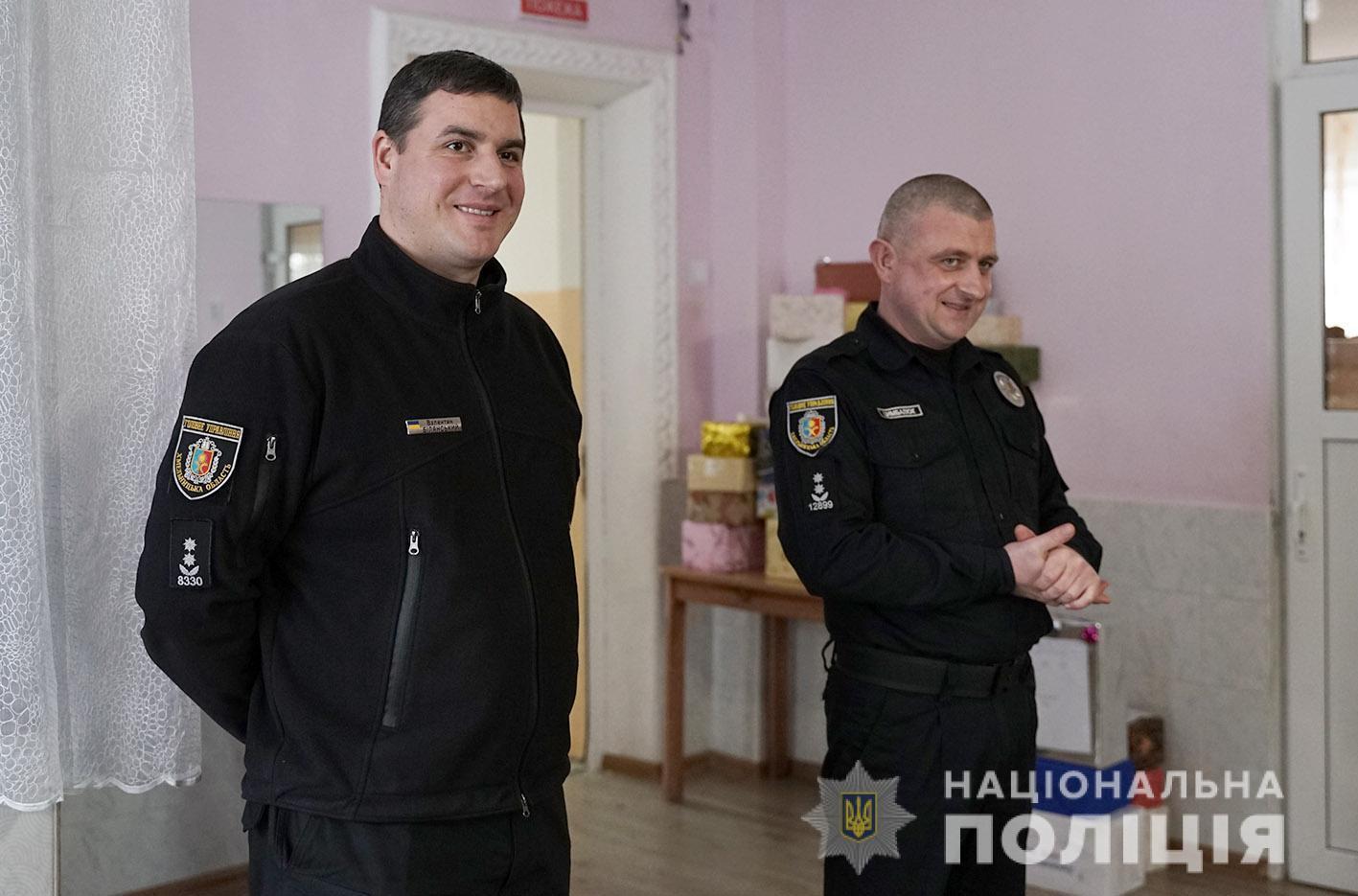 У Хмельницькому в рамках проєкту «Бандеролька дружби» поліцейські передали вихованцям притулку перші подарунки