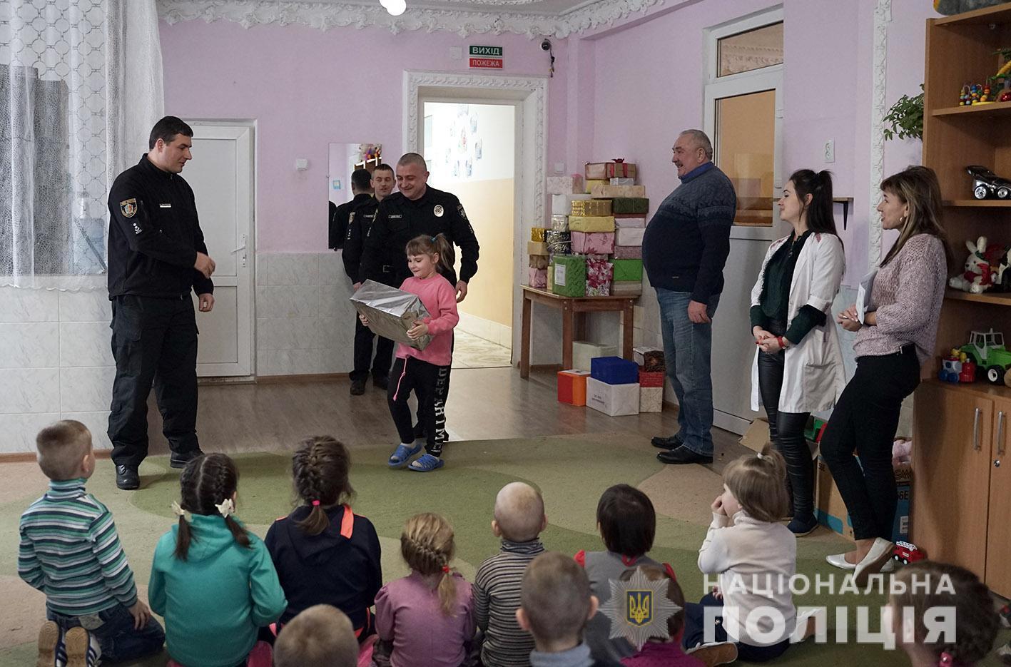 У Хмельницькому в рамках проєкту «Бандеролька дружби» поліцейські передали вихованцям притулку перші подарунки