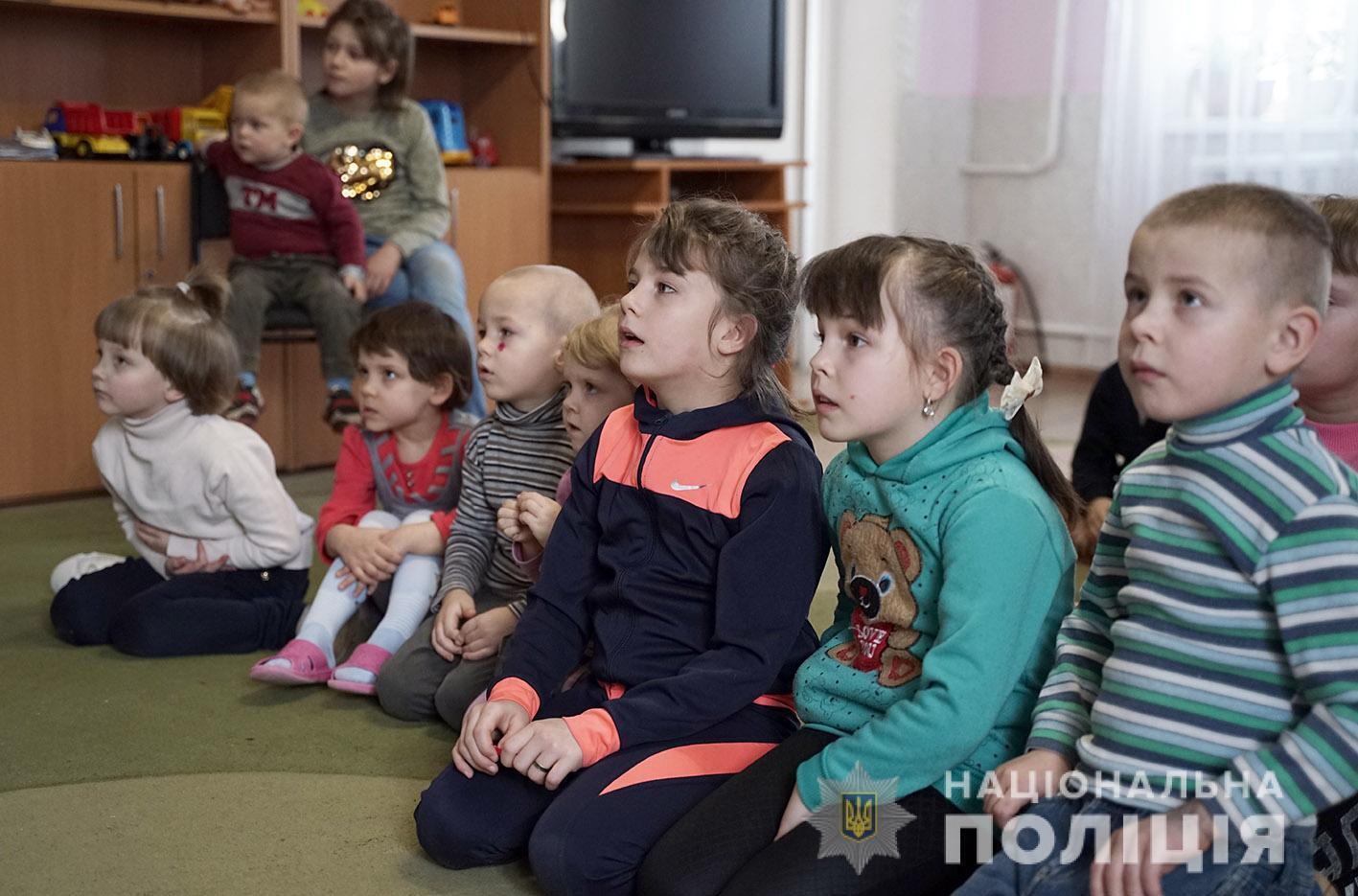У Хмельницькому в рамках проєкту «Бандеролька дружби» поліцейські передали вихованцям притулку перші подарунки