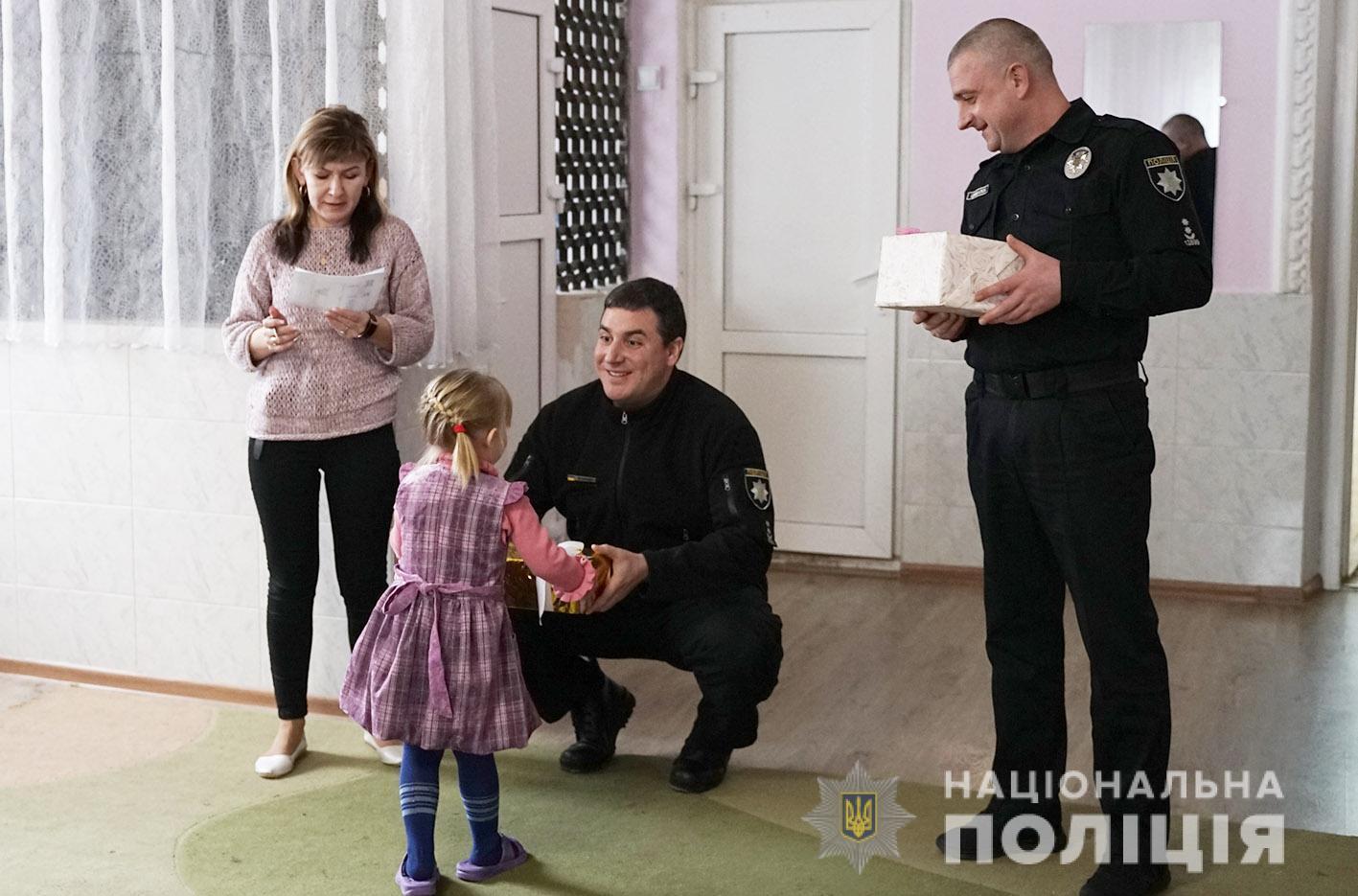 У Хмельницькому в рамках проєкту «Бандеролька дружби» поліцейські передали вихованцям притулку перші подарунки