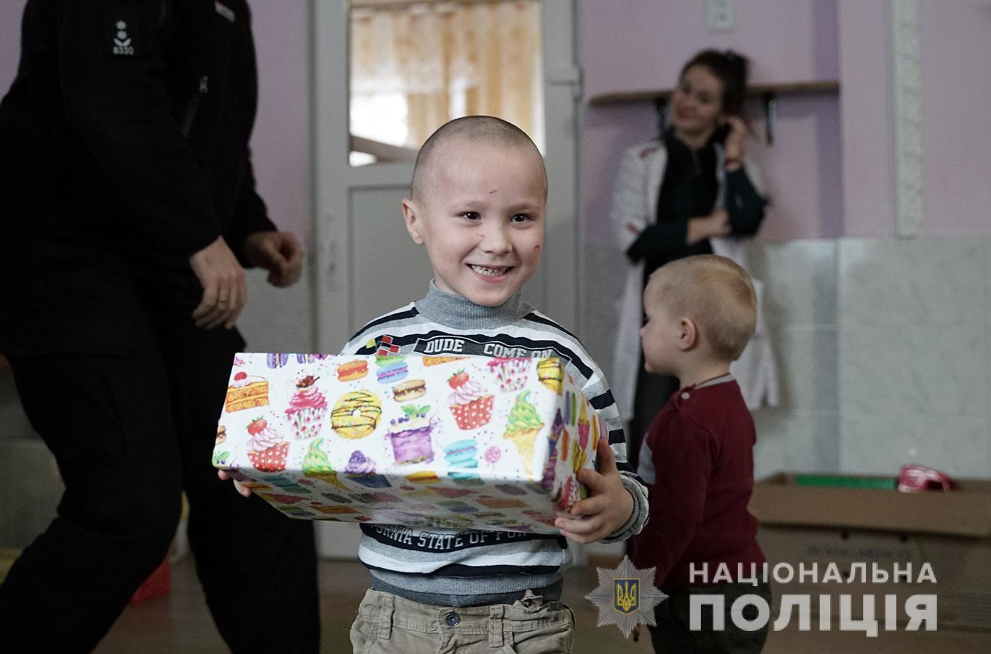 У Хмельницькому в рамках проєкту «Бандеролька дружби» поліцейські передали вихованцям притулку перші подарунки
