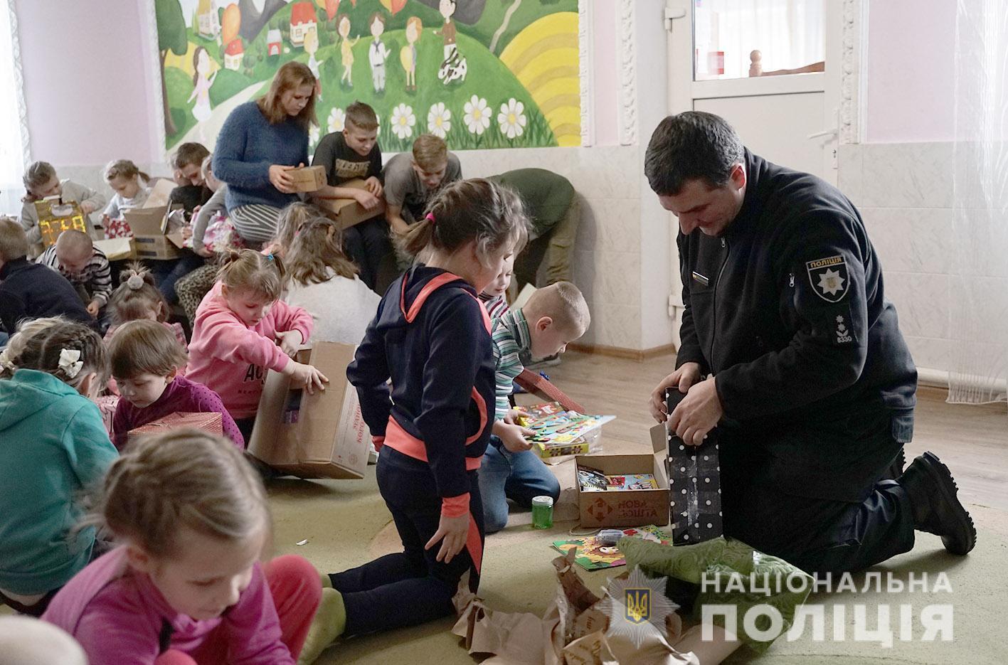 У Хмельницькому в рамках проєкту «Бандеролька дружби» поліцейські передали вихованцям притулку перші подарунки