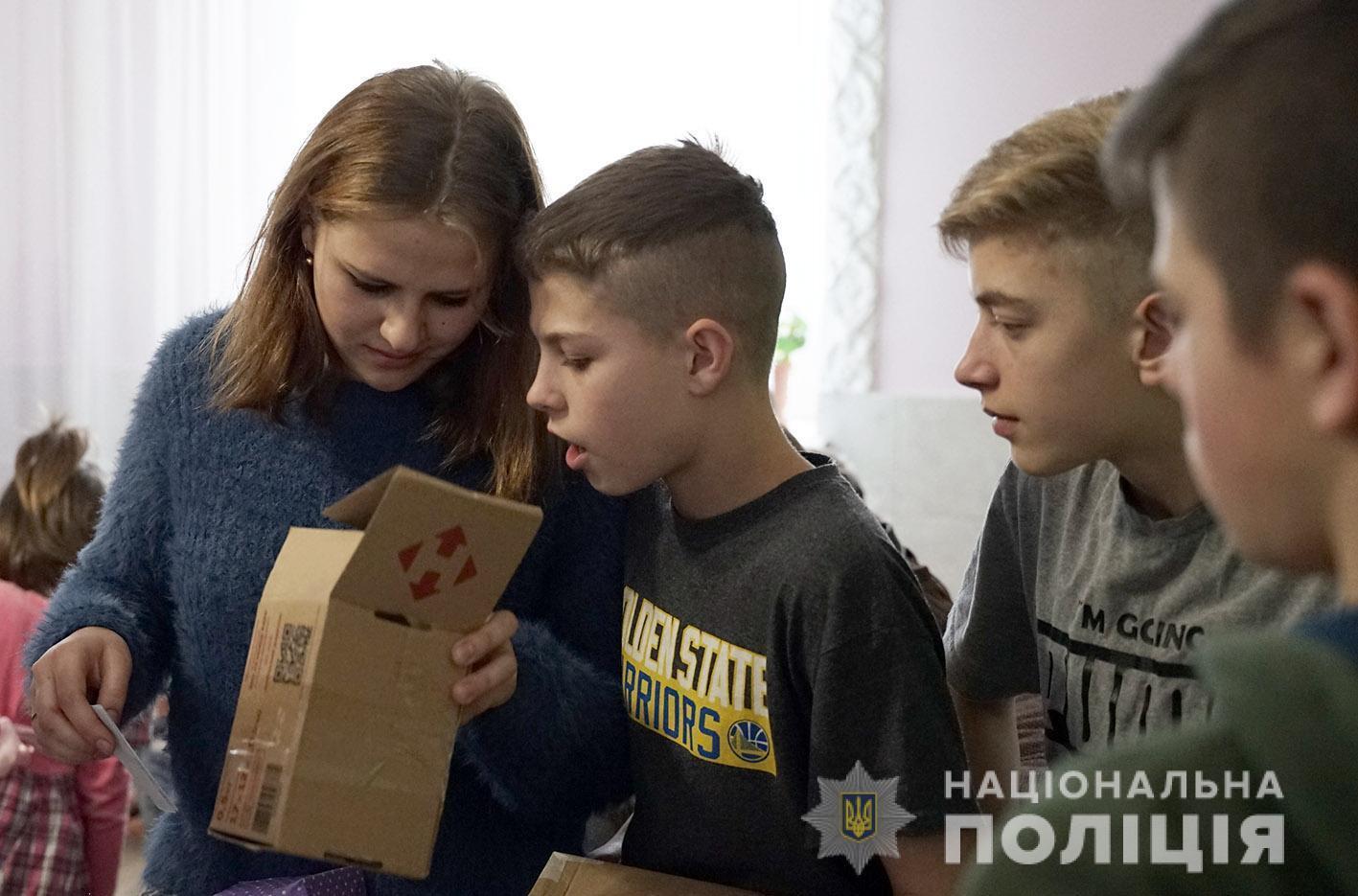 У Хмельницькому в рамках проєкту «Бандеролька дружби» поліцейські передали вихованцям притулку перші подарунки