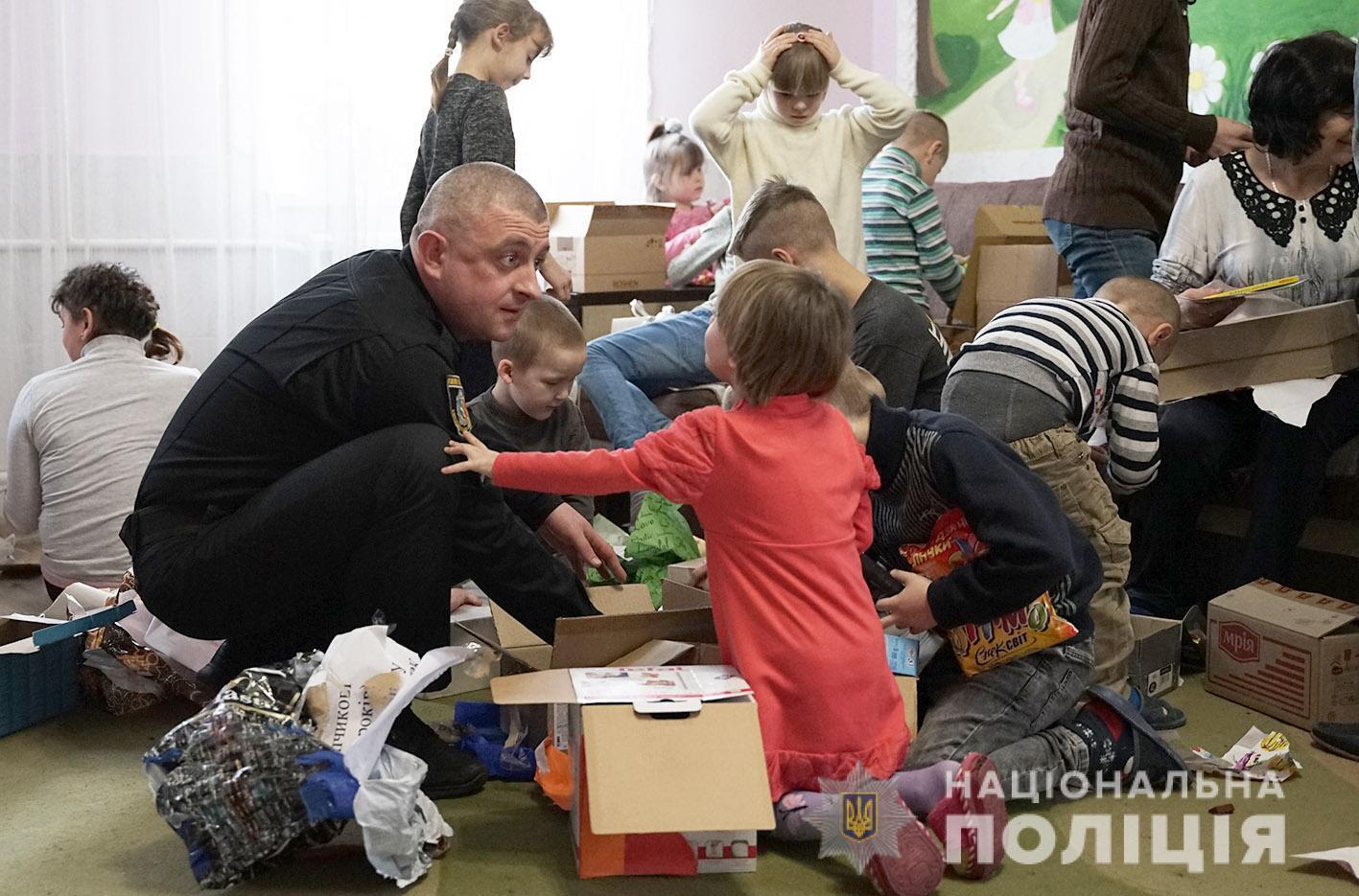 У Хмельницькому в рамках проєкту «Бандеролька дружби» поліцейські передали вихованцям притулку перші подарунки