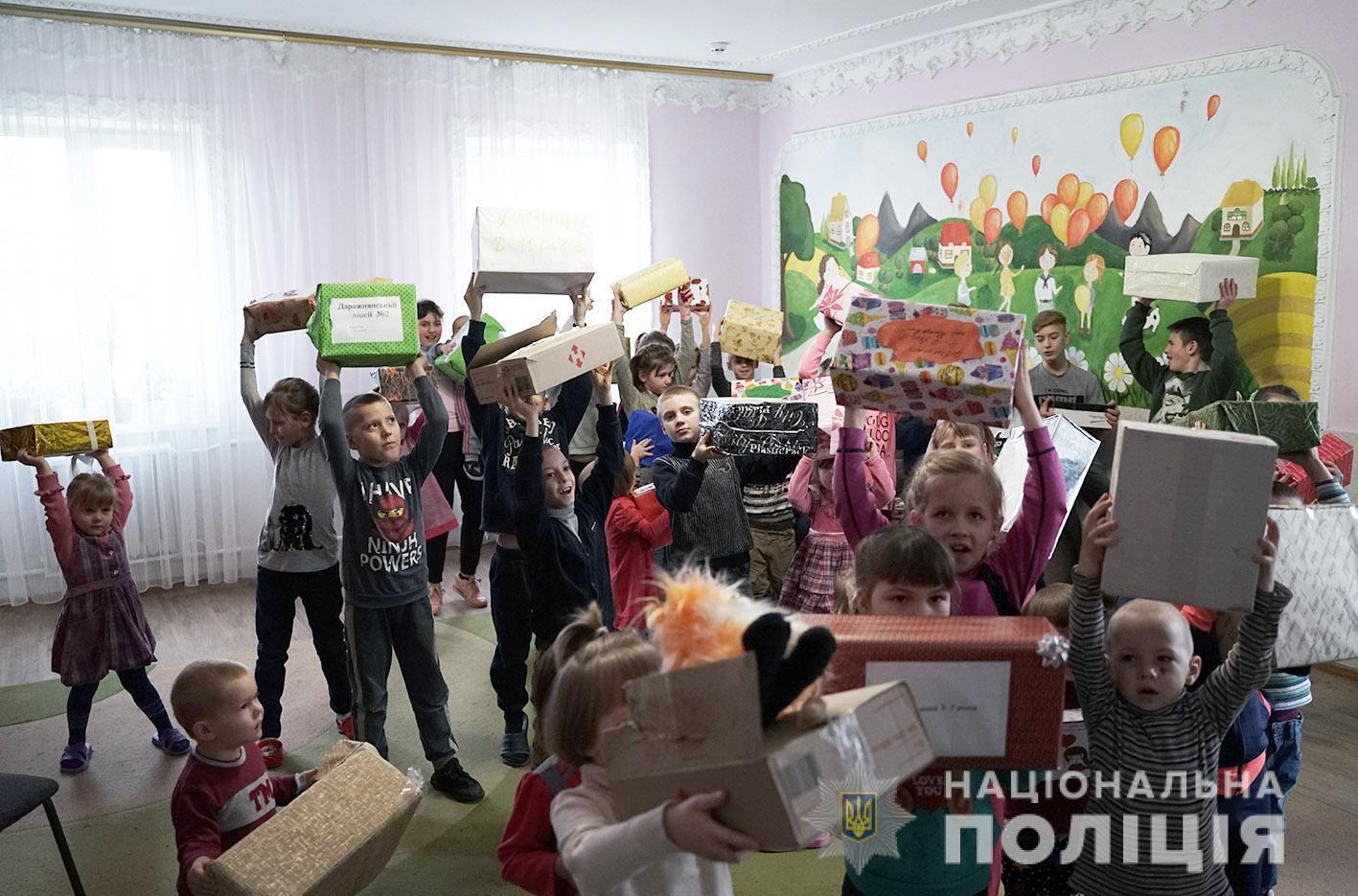 У Хмельницькому в рамках проєкту «Бандеролька дружби» поліцейські передали вихованцям притулку перші подарунки