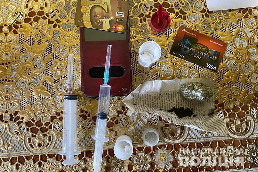 На Хмельниччині працівники поліції затримали групу осіб за незаконний збут наркотичних речовин