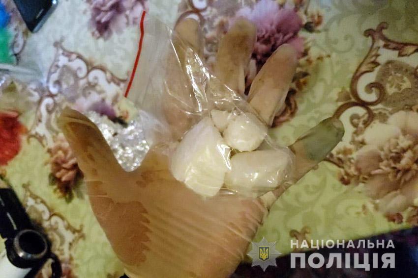 На Хмельниччині працівники поліції затримали групу осіб за незаконний збут наркотичних речовин