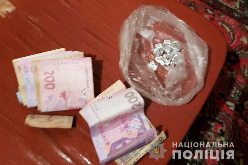 На Хмельниччині працівники поліції затримали групу осіб за незаконний збут наркотичних речовин