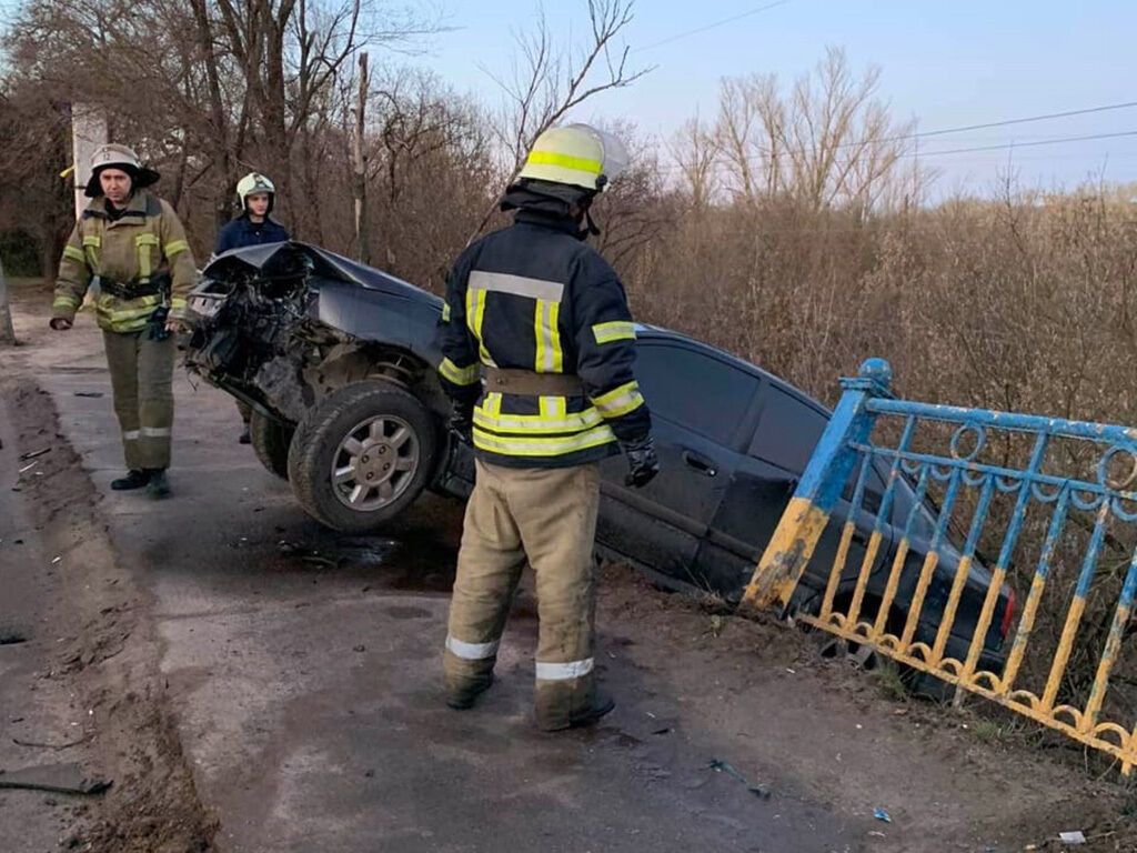 Дніпропетровська область: надзвичайники запобігли падінню автомобіля з мосту