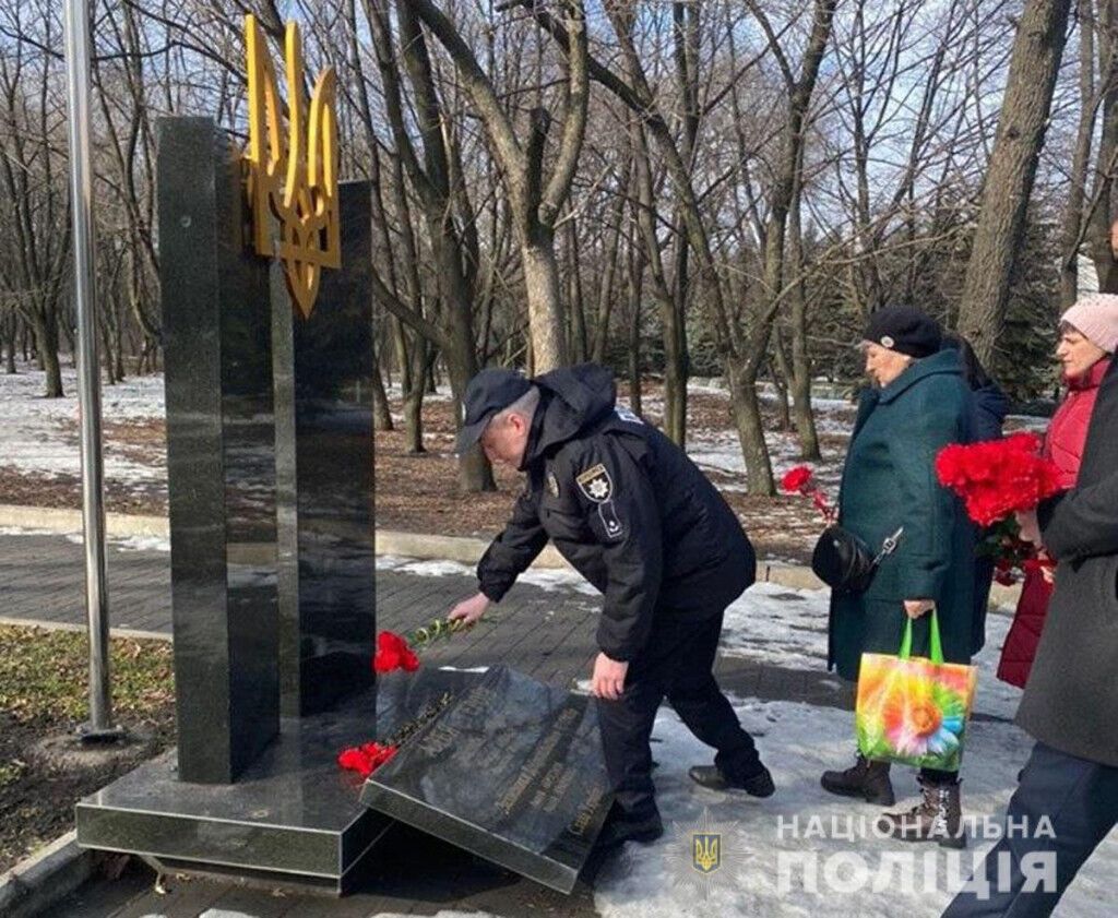 Поліцейські Донеччини вшанували пам’ять Героїв Небесної Сотні