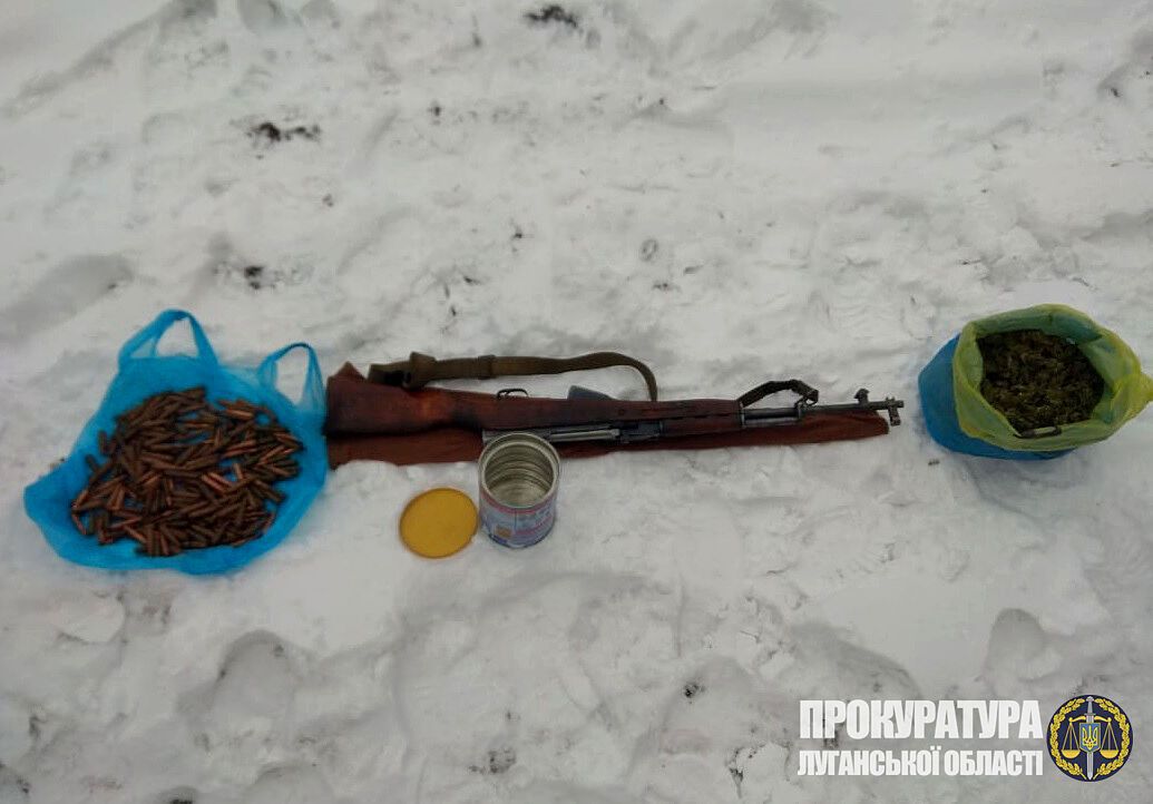 На Луганщині у прифронтовому місті затримали чоловіка під час збуту вогнепальної зброї, боєприпасів та наркотичних засобів (ФОТО)