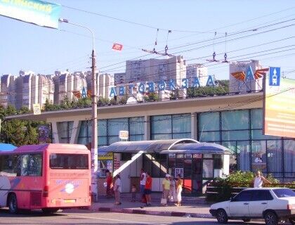 Крымско-татарские рейдеры настаивают на переносе алуштинского автовокзала, устраивая на его территории перезахоронения