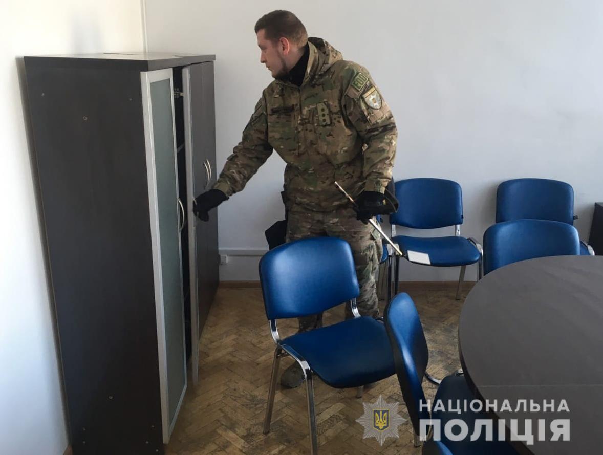 Поліцейські встановили особу псевдомінера офісної будівлі в Луцьку