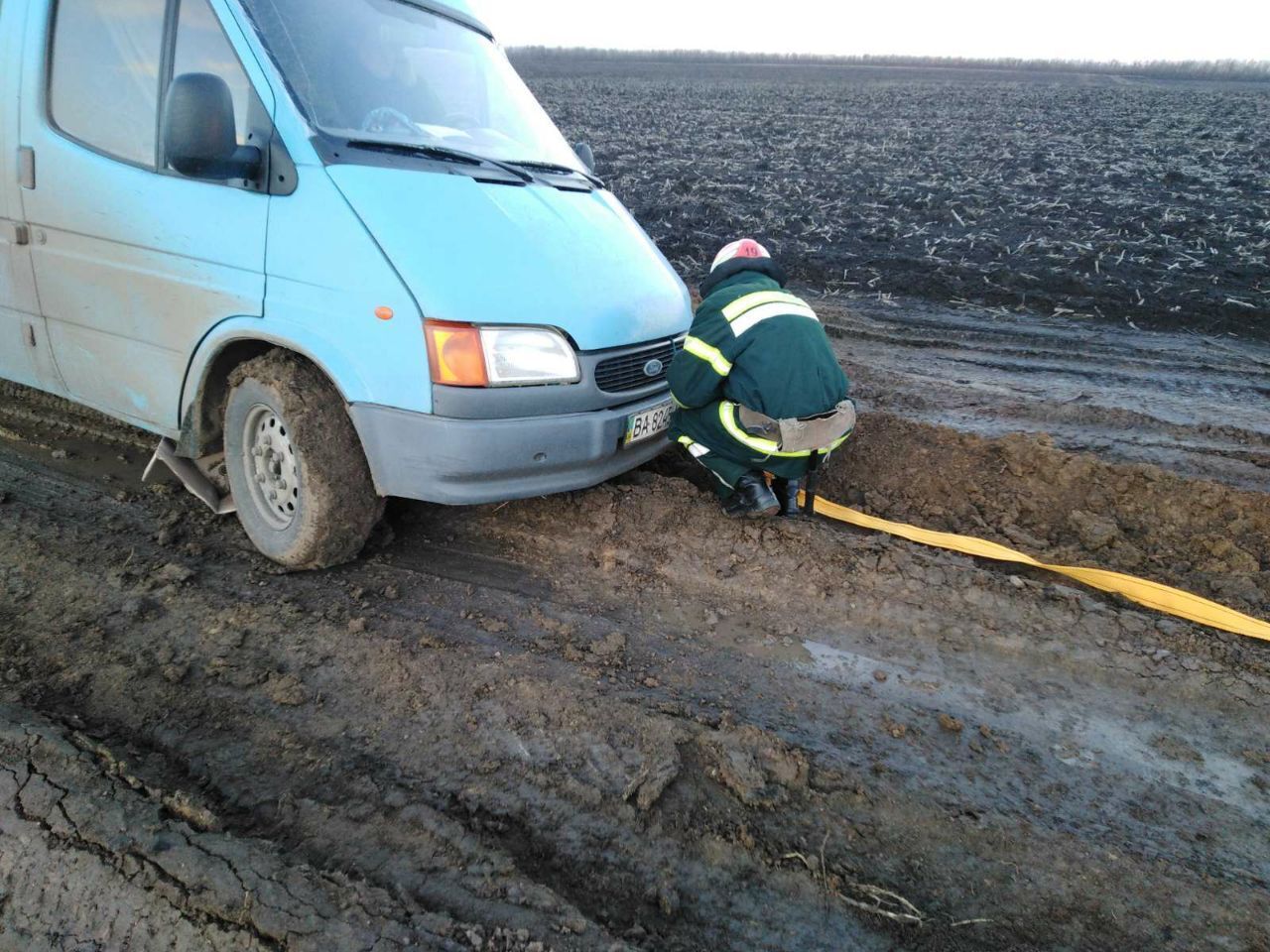 На Кіровоградщині рятувальники надали допомогу водіям 3-х автомобілів на складних ділянках доріг