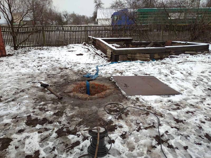 Полтавська область: рятувальники витягли 2 чоловіків з вигрібної ями