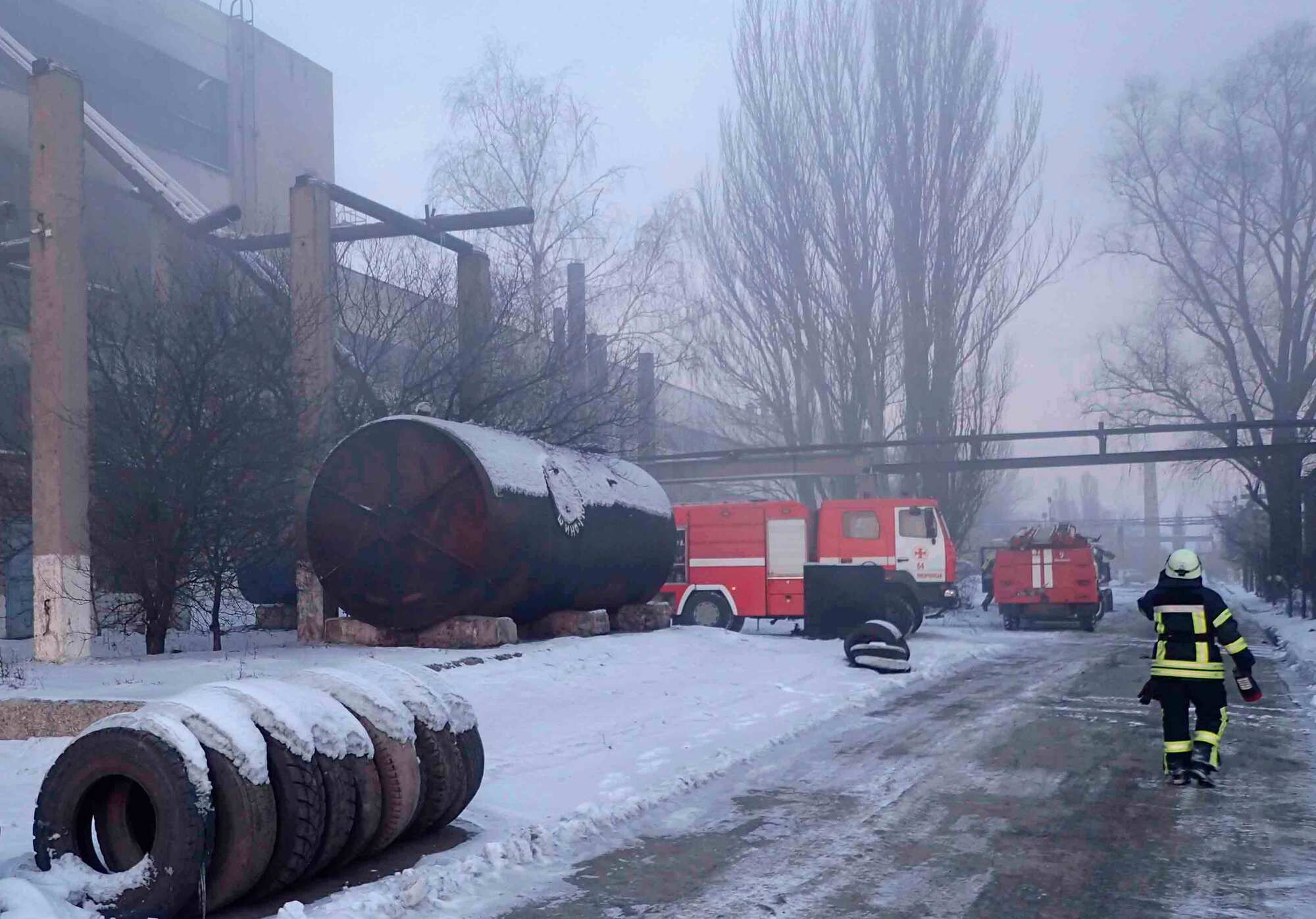 Луганська область: рятувальники запобігли вибуху пропанового балону під час ліквідації загоряння виробів на підприємстві