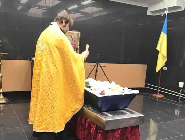 Мама не поцелует, на могилу никто не придет: фото прощания с ребенком-сиротой тронуло сеть