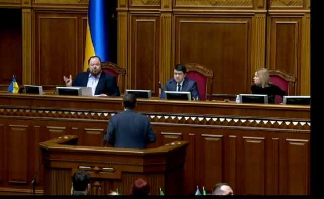 ''Референдум!'' Нардепы сорвали заседание Рады
