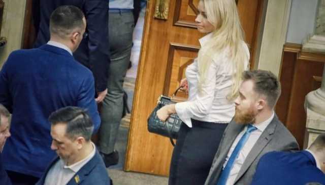 Нардеп Ирина Аллахвердиева пришла в Раду с сумкой стоимостью почти 40 тысяч
