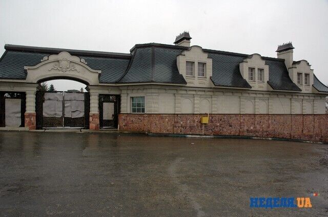 Крепость губернатора Киевщины Шандры ограждена валом и 5-метровой стеной