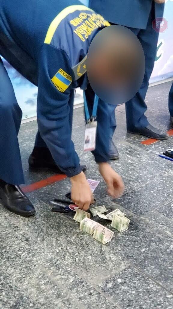 Головного держінспектора митного посту «Херсон-аеропорт» викрили на хабарі (фото)