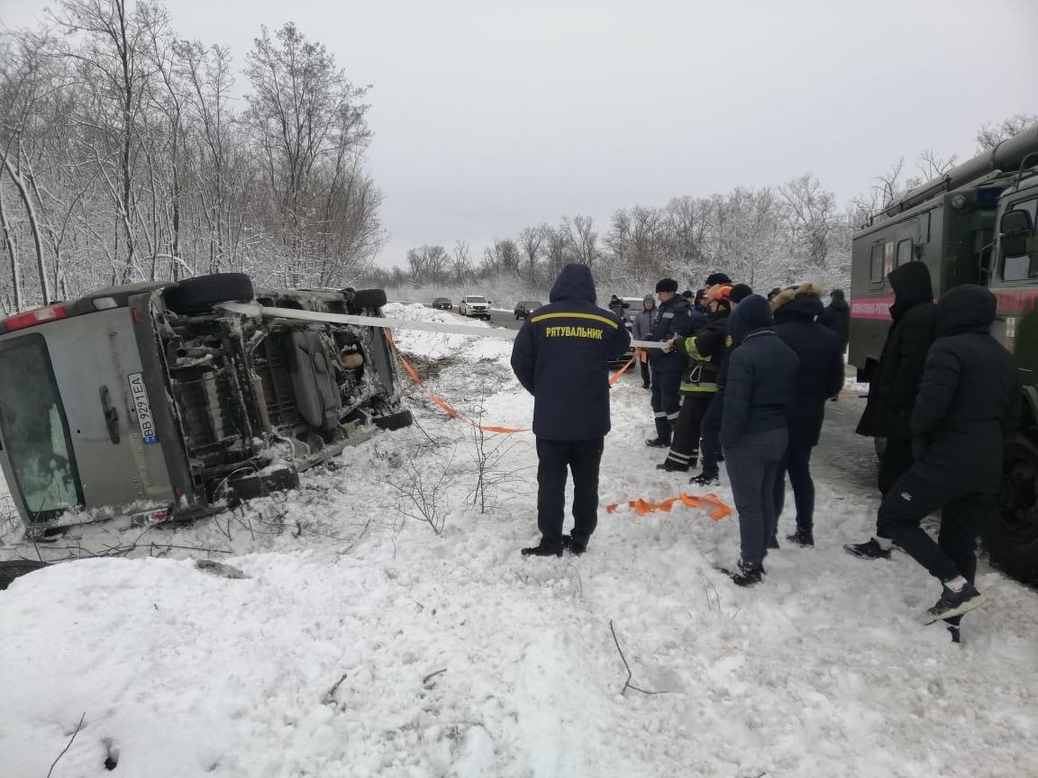 Донеччина: рятувальники допомогли водієві мікроавтобуса, який потрапив у ДТП