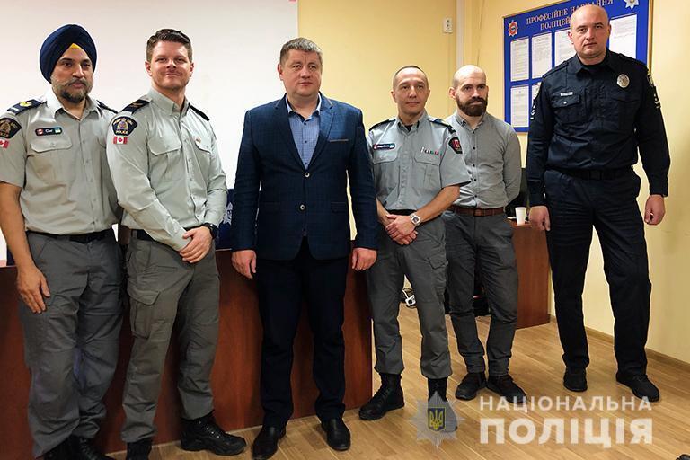 Канадські поліцейські провели тренінг для прикарпатських колег, щодо взаємодії з громадою