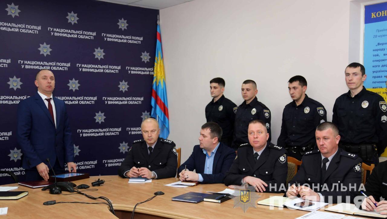 Керівник поліції Вінниччини Юрій Педос відзначив подяками патрульних поліцейських, які врятували жінку